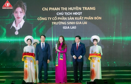 CHỊ PHAN THỊ HUYỀN TRANG CHỦ TỊCH HỘI ĐỒNG QUẢN TRỊ CÔNG TY CPSX PHÂN BÓN TRƯỜNG SINH GIA LAI ĐẠT GIẢI DOANH NHÂN TRẺ KHỞI NGHIỆP XUẤT SẮC 2024!